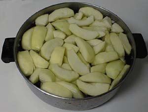 ApplesInWater.JPG (13905 bytes)